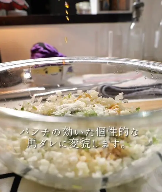 耐熱ボウルに材料を入れてレンジ加熱している様子