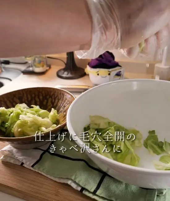 キャベツの水気を絞っている様子