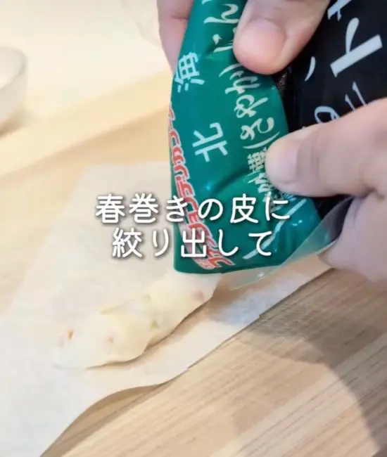 春巻きの皮にポテトサラダとチーズをのせている様子