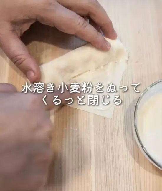 小麦粉を塗る様子