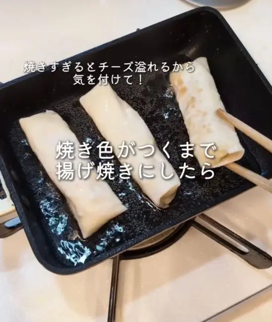 フライパンで揚げ焼きにしている様子
