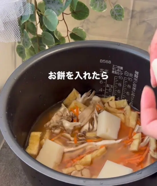 炊飯釜に切り餅を加えている様子