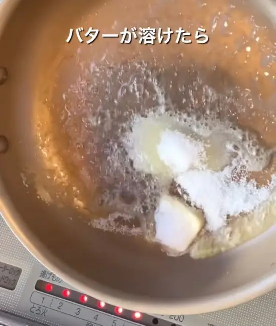 フライパンでバターとグラニュー糖を加熱している様子