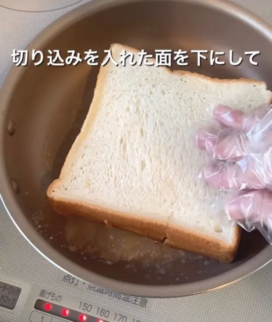 食パンをフライパンで焼いている様子