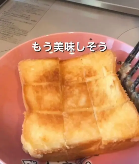 焼き色がついた食パンをお皿に取り出している様子