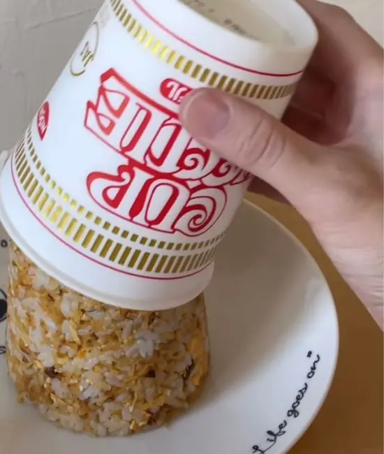 皿に盛りつけたカップヌードルチャーハン
