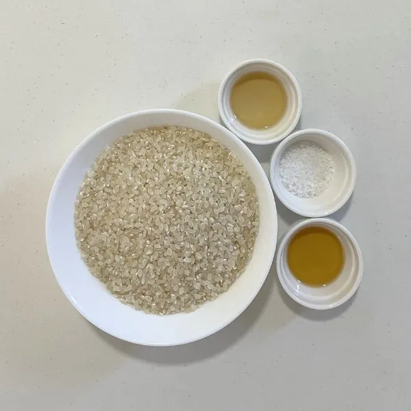 塩おにぎりの材料（撮影：grapeフード編集部）