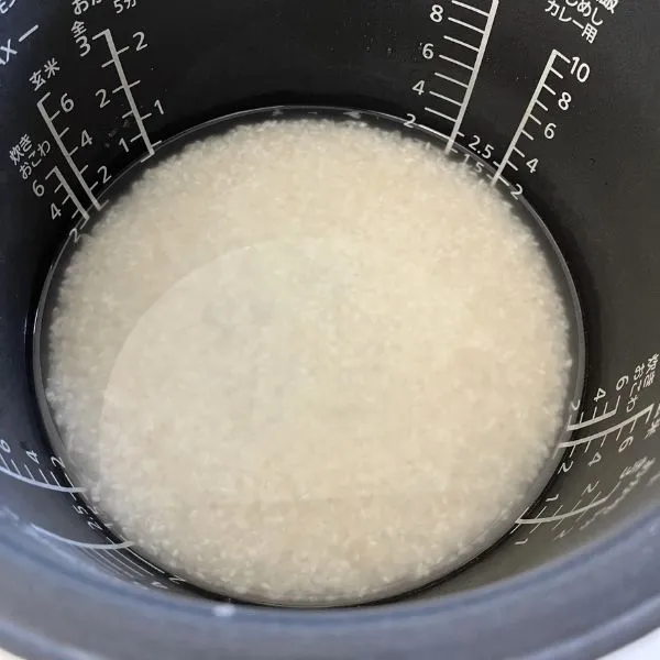 炊飯釜に米と水を入れている様子（撮影：grapeフード編集部）