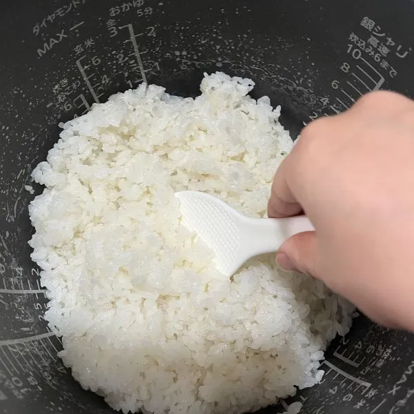 炊き上がったご飯を混ぜている様子（撮影：grapeフード編集部）