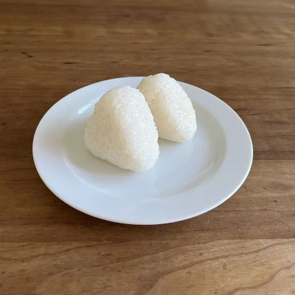 完成した塩おにぎり（撮影：grapeフード編集部）