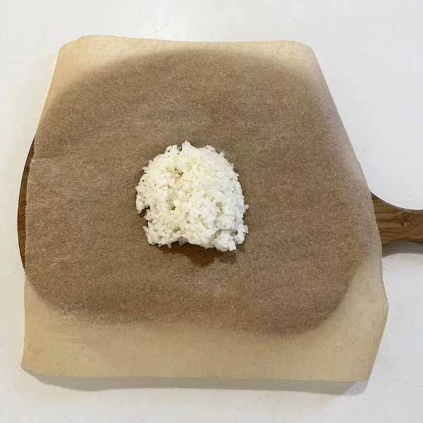 クッキングシートにご飯をのせている様子（撮影：grapeフード編集部）