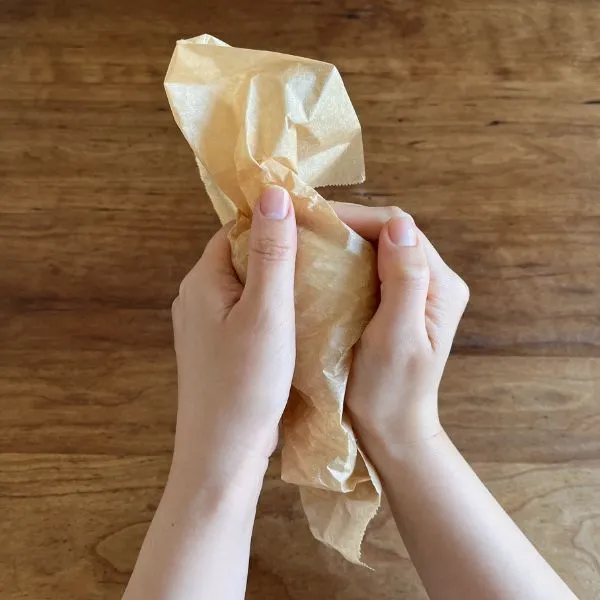 クッキングシートでおにぎりを握っている様子（撮影：grapeフード編集部）