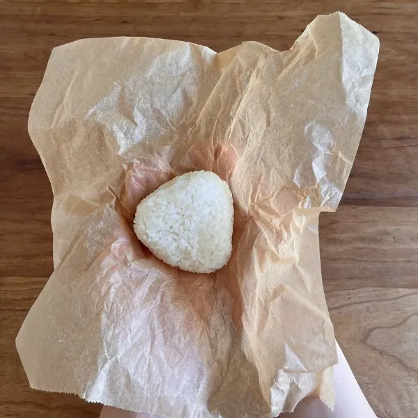 クッキングシートで握ったおにぎり（撮影：grapeフード編集部）