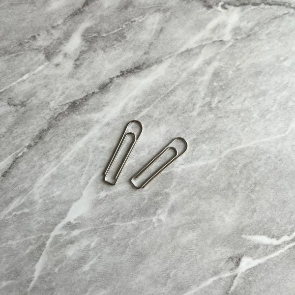 ゼムクリップ2個（撮影：grapeライフハック編集部）