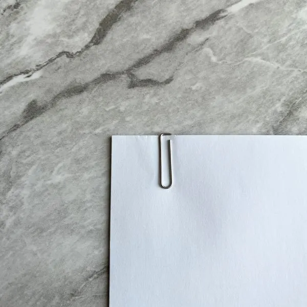 書類にゼムクリップを縦向きに留めている様子（撮影：grapeライフハック編集部）