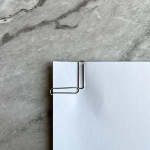 書類にゼムクリップを横向きに留めている様子（撮影：grapeライフハック編集部）