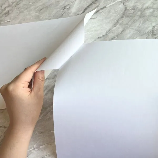 2個のゼムクリップで留めた書類をめくっている様子（撮影：grapeライフハック編集部）