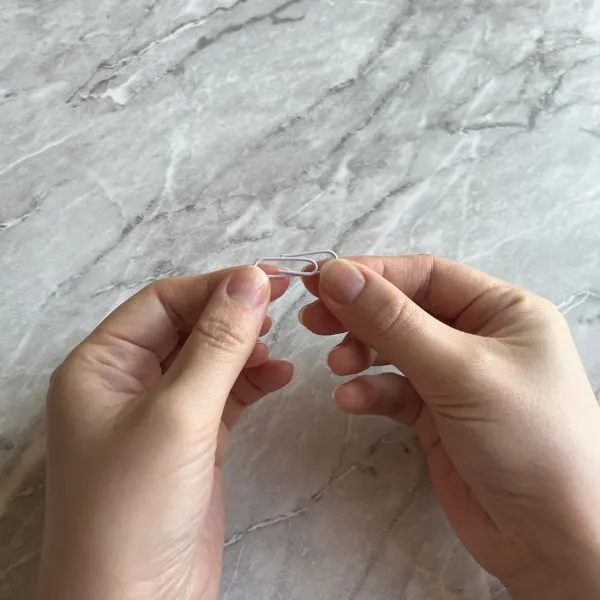 ゼムクリップを横向きに持っている様子（撮影：grapeライフハック編集部）