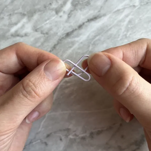 ゼムクリップをハート型に折り曲げている様子（撮影：grapeライフハック編集部）