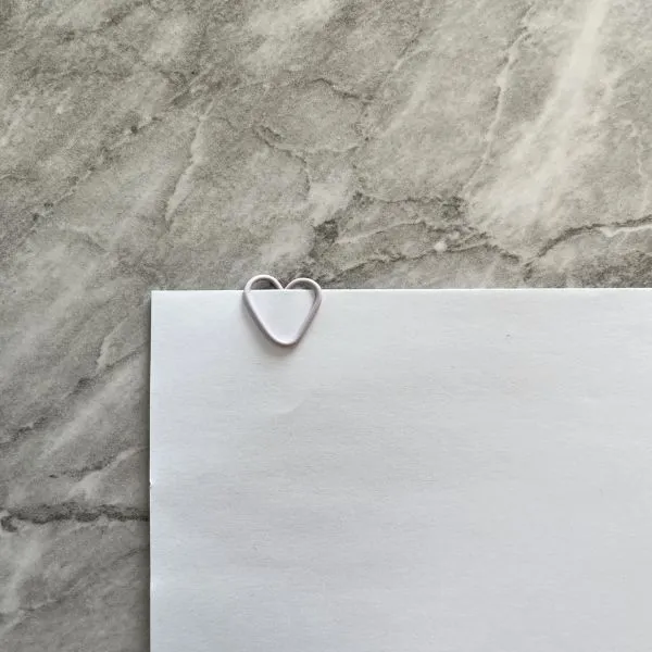 ハート型のゼムクリップで紙を留めている様子（撮影：grapeライフハック編集部）