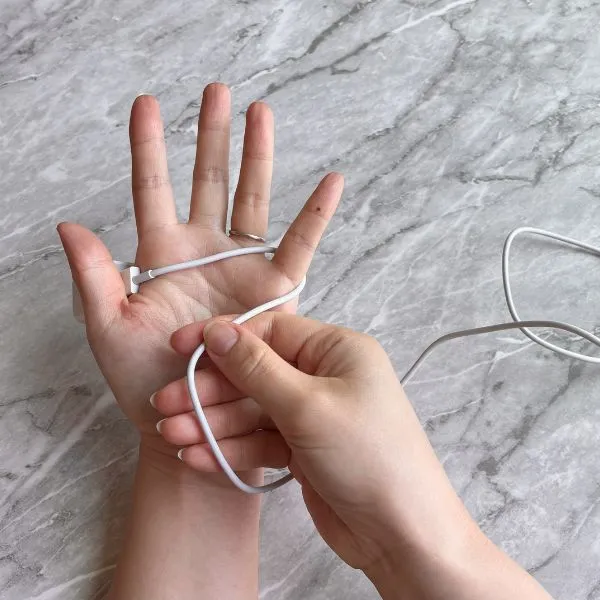 ケーブルを小指に引っかけている様子（撮影：grapeライフハック編集部）