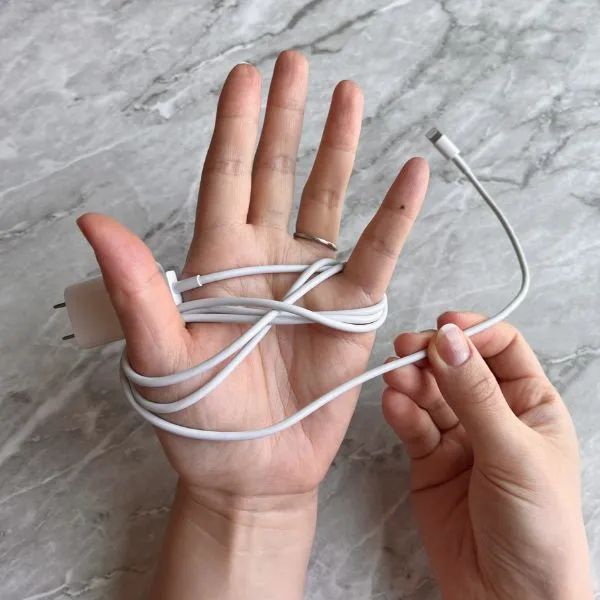 親指と小指にケーブルを8の字に巻いている様子（撮影：grapeライフハック編集部）
