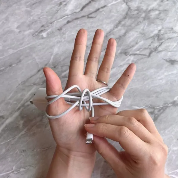 8の字の中心にケーブルを巻きつけている様子（撮影：grapeライフハック編集部）