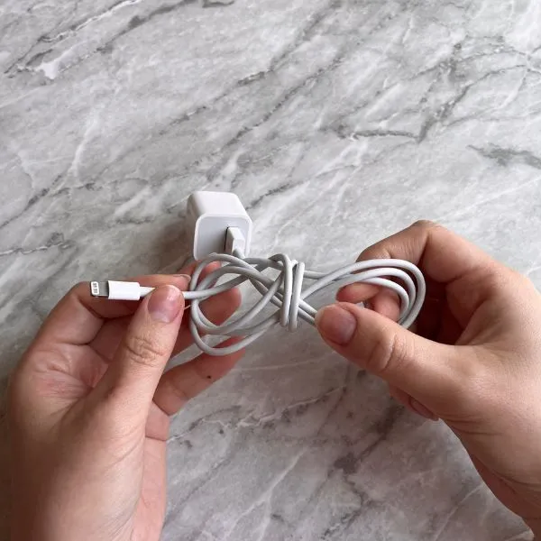 ケーブルの先端をループに差し込んでいる様子（撮影：grapeライフハック編集部）