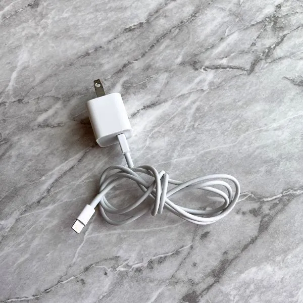 8の字巻きで固定された充電ケーブル（撮影：grapeライフハック編集部）