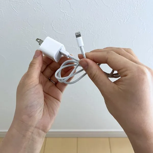 ループからケーブルの先端を外している様子（撮影：grapeライフハック編集部）