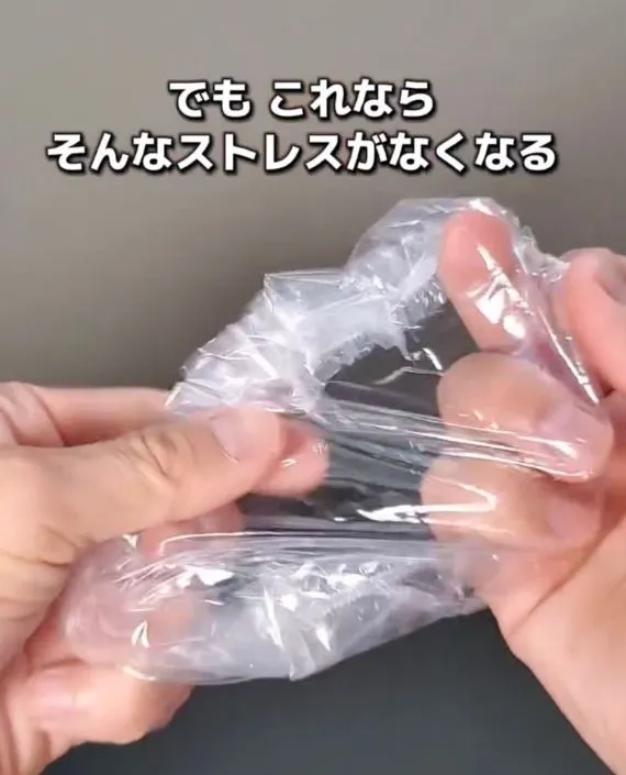 食器にかぶせている様子