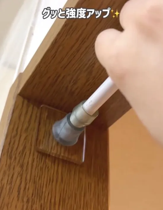 耐震マットで固定された突っ張り棒