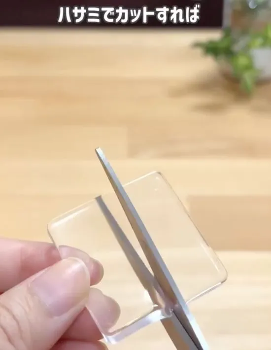 耐震マットをはさみでカットしている様子