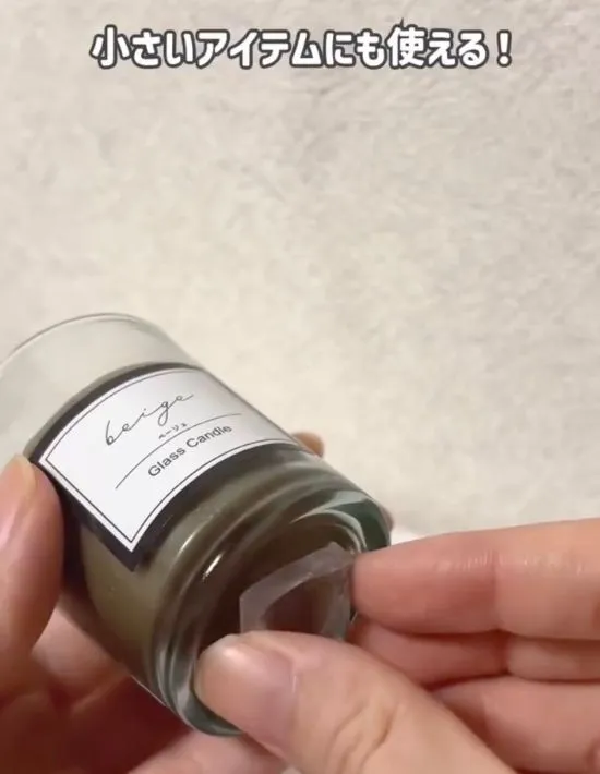 カットした耐震マットを小物に貼っている様子