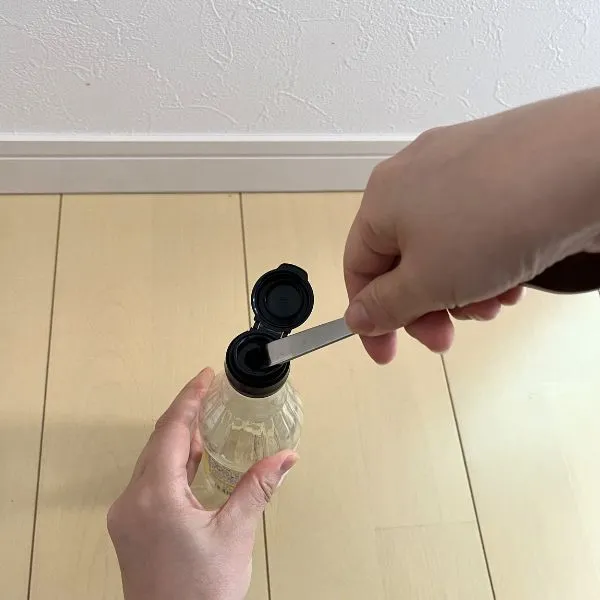 テコの原理でキャップを押し上げている様子（撮影：grapeライフハック編集部）