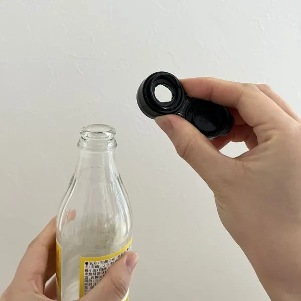 外れた調味料ボトルのキャップ（撮影：grapeライフハック編集部）