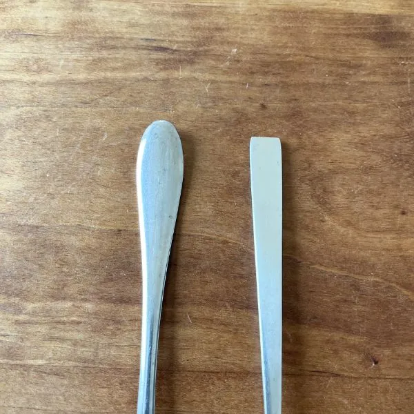 柄が幅広いスプーンと通常のスプーンの比較（撮影：grapeライフハック編集部）