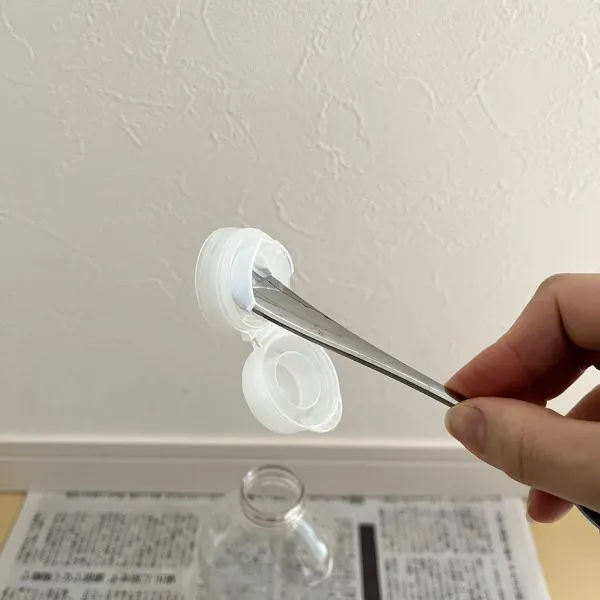 外れた油の容器のキャップ（撮影：grapeライフハック編集部）