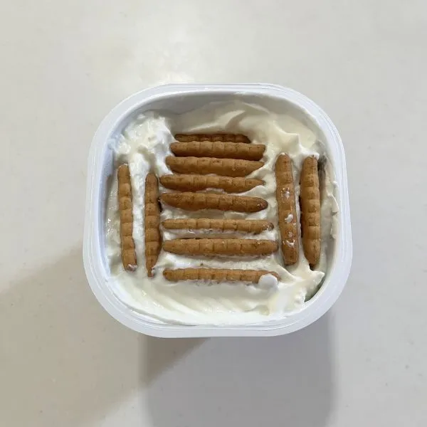 ヨーグルトにココナッツサブレを入れている様子（撮影：grapeフード編集部）