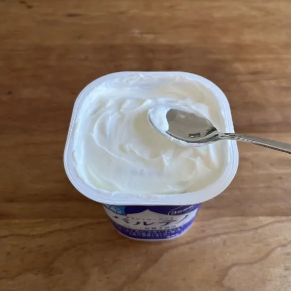 サブレをヨーグルトで覆っている様子（撮影：grapeフード編集部）