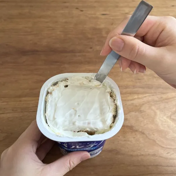 ディナーナイフで容器の縁を一周している様子（撮影：grapeフード編集部）