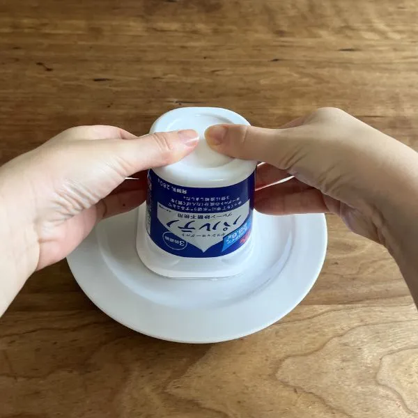 容器をひっくり返している様子（撮影：grapeフード編集部）