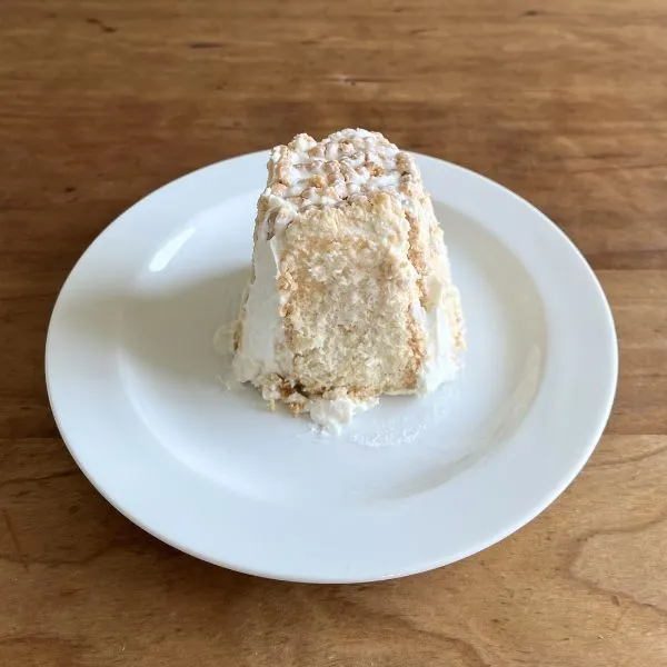 取り出されたレアチーズケーキ風デザート（撮影：grapeフード編集部）