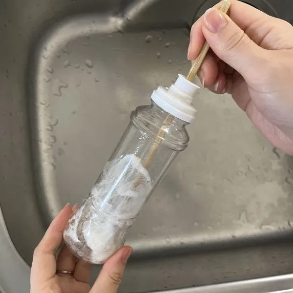 こすっている様子