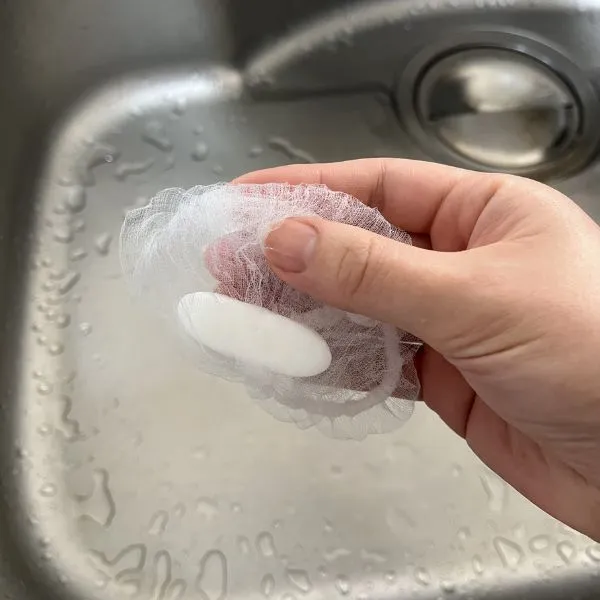 ネットにせっけんを入れた様子