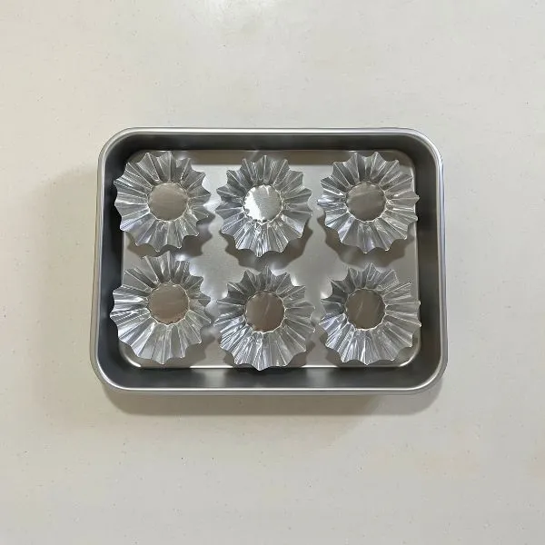 アルミトレイにアルミカップを並べた状態（撮影：grapeライフハック編集部）