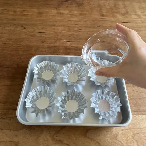 アルミカップにお湯と水を入れた状態（撮影：grapeライフハック編集部）