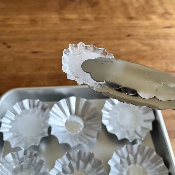 お湯で作った氷（撮影：grapeライフハック編集部）