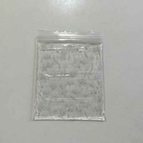 フリーザーバッグに水を入れた状態（撮影：grapeライフハック編集部）