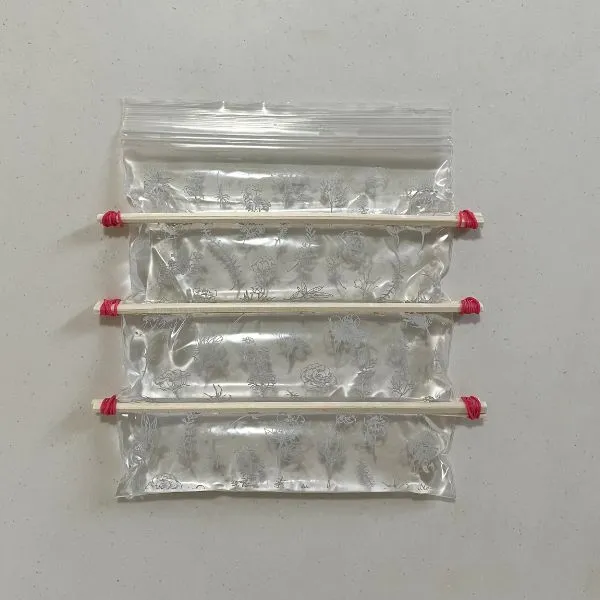 割り箸を挟んで輪ゴムで固定した状態（撮影：grapeライフハック編集部）